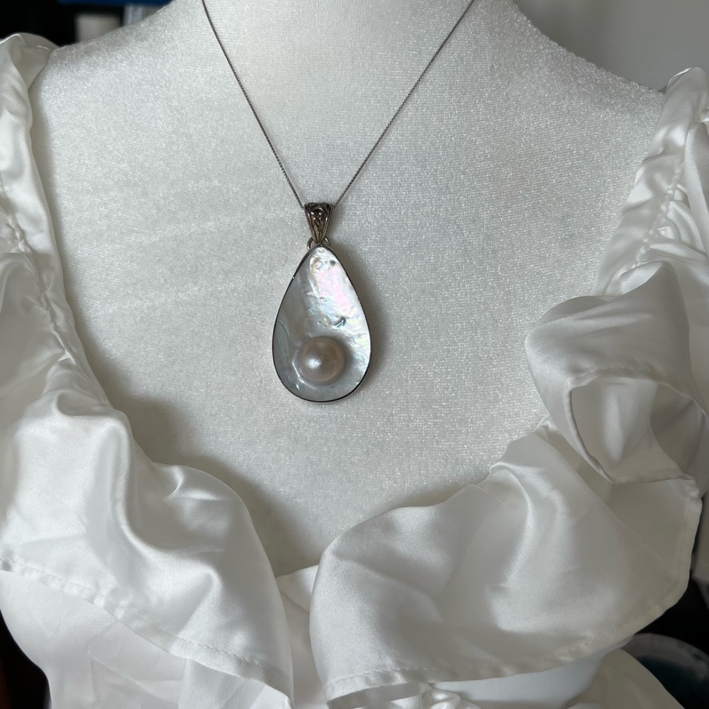 925 Sterling silver with mother of pearl pendant